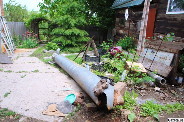 На подвір'я Володимира Вікторовича впали залишки снаряда від "Урагана", зруйнувавши літню кухню