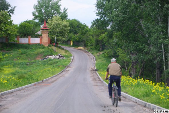 От Малой Рогани до Харькова через села ведет довольно новая асфальтовая дорога. Покрытие иссечено гусеницами танков