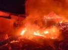 Через обстріл окупантів почалися пожежі в будівлях кафе, магазину та шкільної бібліотеки Новобаварського району міста