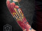 Продюсерка Олена Мозгова зробила собі патріотичне татуювання на пів руки.
