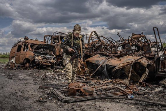 Президент Володимир Зеленський опублікував нову добірку фото про наслідки російської агресії та опір українського народу. Наголосив, що   Україна   переможе у цій війні