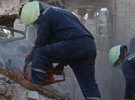 Российские захватчики сносят дома в Мариуполе без разбора завалов. Тела мариупольцев убирают вместе с бетоном и вывозят их как мусор на полигоны