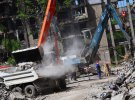 Российские захватчики сносят дома в Мариуполе без разбора завалов. Тела мариупольцев убирают вместе с бетоном и вывозят их как мусор на полигоны