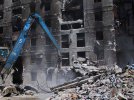 Російські загарбники зносять будинки в Маріуполі без розбору завалів. Тіла маріупольців прибирають разом з бетоном і вивозять їх як сміття на полігони