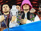 Український гурт Kalush Orchestra, який переміг у конкурсі пісні Євробачення-2022, продав кришталевий кубок на благодійному аукціоні