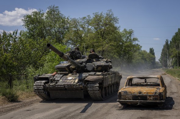 Українські військові обстрілюють російські позиції на Донбасі / Getty Images Цивільні тренуються у Київській області 
