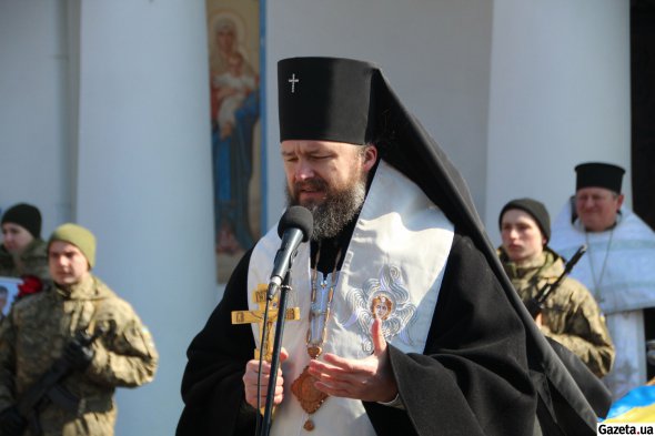 Архієпископ Полтавський і Кременчуцький Федір, 43 роки. Мирське ім’я – Валентин Леонідович Бубнюк. Народився 21 липня 1978 року на Волині у родині вчителів. У 1995-му закінчив школу і вступив до Волинської духовної семінарії Української православної церкви Київського патріархату. У 1999 році почав навчатися в Київській духовній академії. Рукоположений у сан священика 23 травня 1999-го. У 2002-му був призначений штатним священиком Свято-Покровського храму у Києві.  2003-го закінчив Київську духовну академію і здобув науковий ступінь кандидата богословських наук. Того ж року прийняв чернечий постриг з ім’ям Федір. 20 жовтня 2006 року рішенням Священного Синоду УПЦ КП був обраний єпископом Полтавським і Кременчуцьким. У сан архієпископа зведений 2012-го. 15 грудня 2018-го брав участь в Об’єднавчому соборі. У лютому 2019-го був уведений митрополитом Епіфанієм до складу першого Священного синоду Православної церкви України