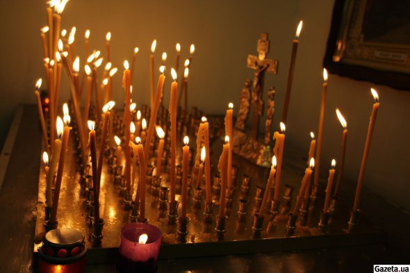 Молиться за своих усопших близких необходимо постоянно. Также стоит ходить в церковь и ставить свечи за упокой их душ