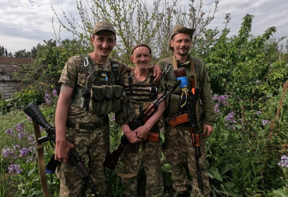 Отец с двумя своими сыновьями в рядах ВСУ защищает Украину