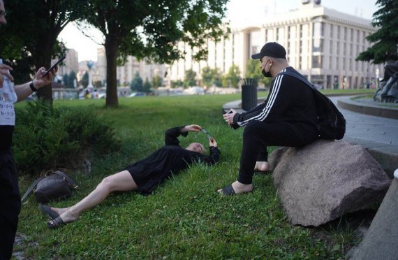 Андрей Данилко и Инна Билоконь прогулялись по улицам Киева. Артист впервые показал свою сценическую "маму" без грима