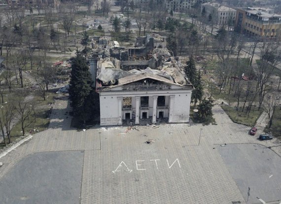 Президент Володимир Зеленський показав нові кадри зруйнованого Маріуполя, який вісім років тому звільнили від проросійських терористів