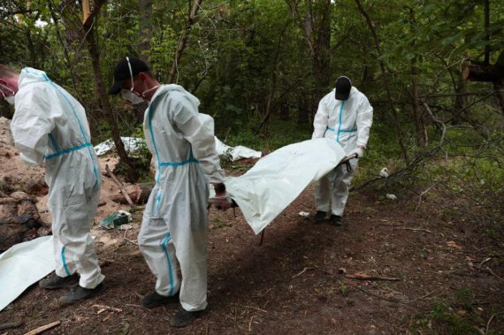 Поблизу села Морицьке в Бучанському районі виявили масове захоронення розстріляних російськими окупантами мирних мешканців.