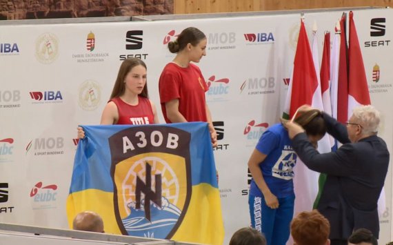 Українська боксерка Діана Петренко підняла прапор "Азова" на турнірі в Угорщині