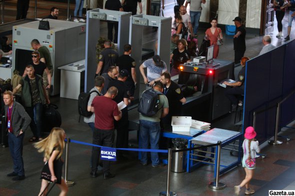 Перевірку проводить служба охорони аеропорту "Бориспіль". Контролюють процес також працівники Укрзализныці
