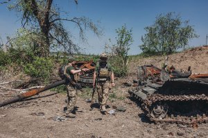 Українські військові оглядають рештки спаленої техніки російських окупантів на Луганщині. Зараз у регіоні тривають найзапекліші бої. Загарбники намагаються взяти під контроль усю область. Воїни Збройних сил успішно чинять опір, змушуючи росіян відступати