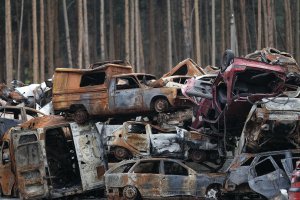 В Ірпені, неподалік Києва, зібрали десятки спалених авто. Майже місяць місто було в окупації. Російські солдати щодня бомбардували цивільну інфраструктуру, вбивали мирних жителів. Людей, які намагалися виїхати на власних машинах, обстрілювали під час руху. Українці тікали пішки і лишали побиті авто на дорогах