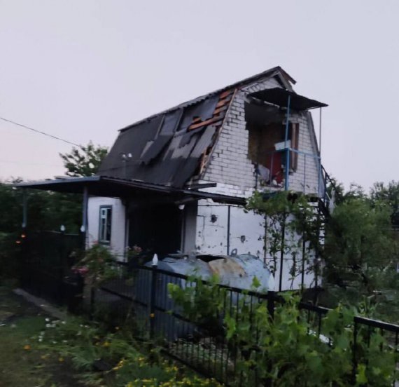 Наслідки ворожого обстрілу Апостолового, що забрав життя чотирьох цивільних чоловіків