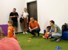 Владелец львовского ВСЦ Leoland Александр Свищев вместе с первыми посетителями футбольного центра для детей "Футбик" и их родителями. Фото: пресс-служба компании