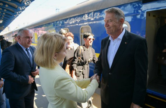 Президент Румунії Клаус Йоганніс та віцепрем'єр-міністерка з європейської та євроатлантичної інтеграції України Ольга Стефанішина