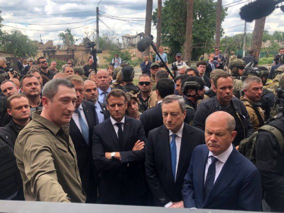 Президент Франции Эммануэль Макрон, канцлер Германии Олаф Шольц и премьер-министр Италии Марио Драги посетили Ирпень в Киевской области 16 июня