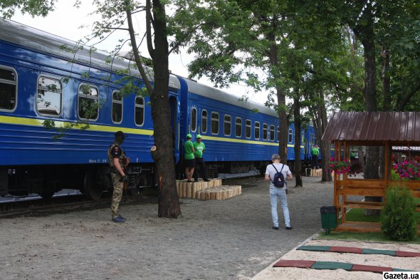 Территория "Железного городка" находится под круглосуточной охраной. Войти можно только с помощью магнитного ключа