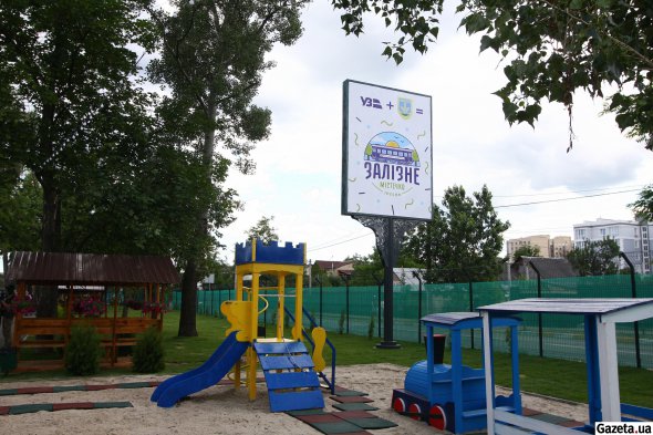 На территории создали зоны для отдыха, а также детские площадки