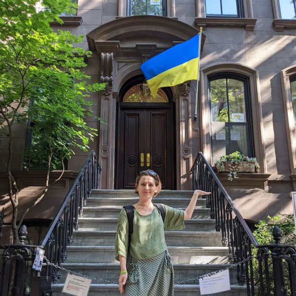 В Нью-Йорке на доме героини сериала "Секс в большом городе" Кэрри Брэдшоу появился флаг Украины