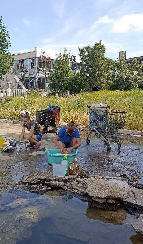 Мариупольцы стирают одежду в лужах