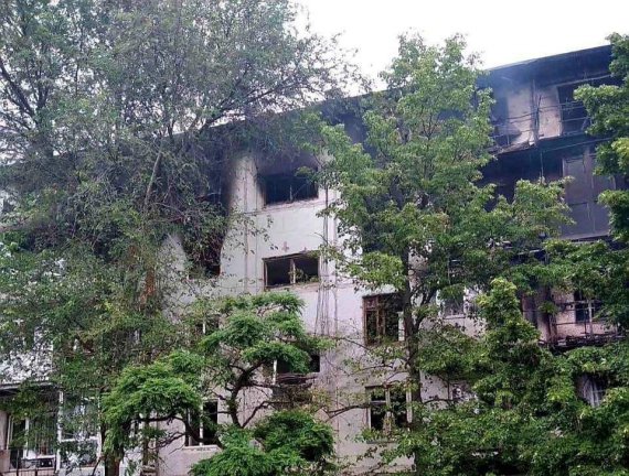 Внаслідок ракетного удару по будинку культури в Лисичанську загинули троє людей. Семеро людей госпіталізовані із травмами різного ступеня тяжкості.