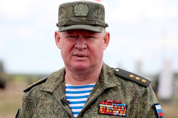 Командующий воздушно-десантными войсками России генерал-полковник Андрей Сердюков отстранен от своей должности за неоправданно высокие потери среди десантников при наступлении на Киев