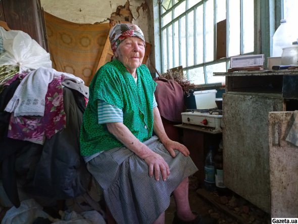 Валентина Тарасенко на веранді батьківської хати, де народилася й виросла, а нині доживає віку в сподіваннях нарешті отримати громадянство і пенсію 