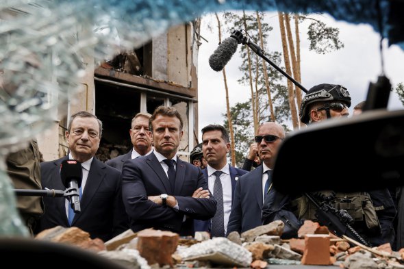 Лідери Франції та Італії дивляться на наслідки дій росіян в Ірпіні 