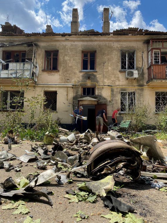 Внаслідок ранкового удару по Миколаєву пошкоджено більш ніж 10 житлових будинків та об'єкт інфраструктури.