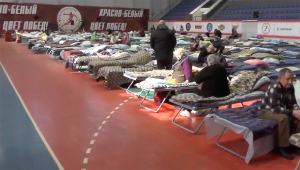 Депортированные украинцы в спортзале в российском Таганроге.