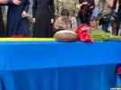 В Киеве прощаются с Романом Ратушным, погибшим под Изюмом на Харьковщине 9 июня. Выполняя боевое задание он попал в засаду оккупантов