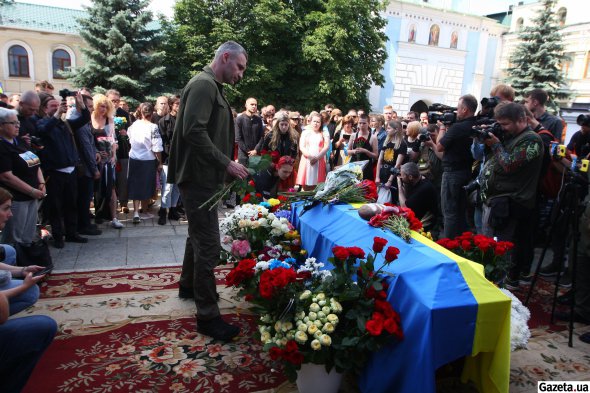 На прощание с украинским защитником пришел мэр Киева Виталий Кличко