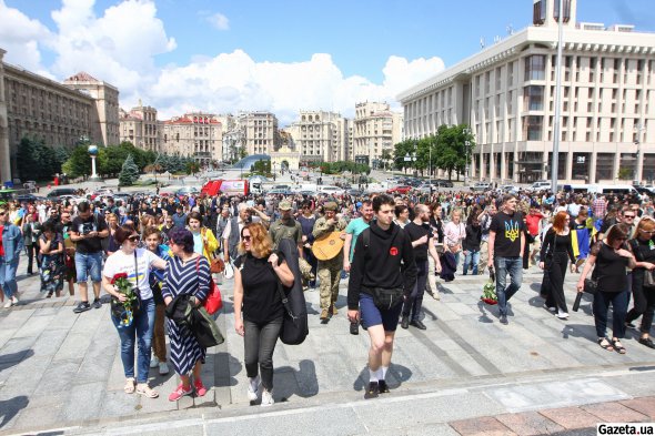 В центре города сотни людей собрались, чтобы почтить память воина. Пришли с цветами и национальными флагами