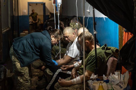 В умовах війни лікарі надають медичну допомогу нашим воїнам, пораненим внаслідок ворожих обстрілів.