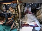 В условиях войны врачи оказывают медицинскую помощь нашим воинам, раненым в результате вражеских обстрелов