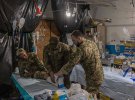 В условиях войны врачи оказывают медицинскую помощь нашим воинам, раненым в результате вражеских обстрелов