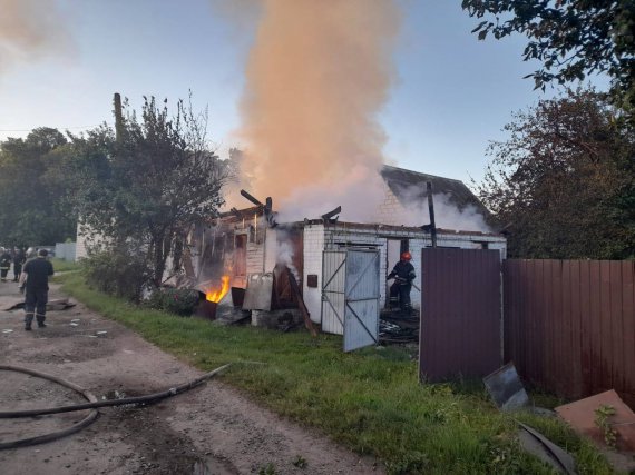 Через мінометні обстріли Сумщини постраждала цивільна жінка, зруйновано житлові будинки та об’єкт критичної інфраструктури. Фото: Прокуратура Сумщини