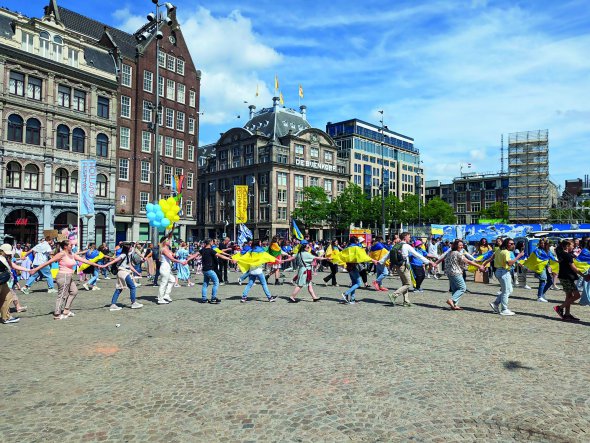 Понад 500 людей зібралося на акції підтримки вступу України до Європейського Союзу у столиці Нідерландів Амстердамі 12 червня. Учасники утворили живий ланцюг єдності на площі