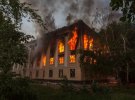 Лисичанський державний гірничо-промисловий коледж горить після російського обстрілу