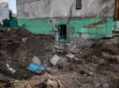Следы от взрыва возле жилого дома Лисичанска, в котором до сих пор живут люди