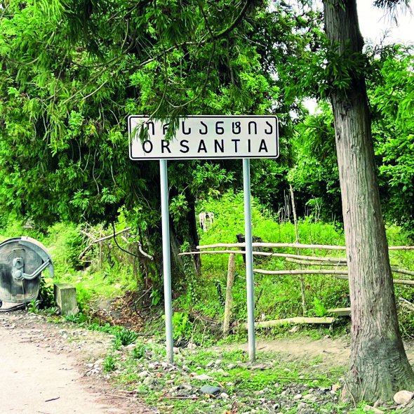 Село Орсантія розташоване на кордоні з окупованою росіянами Абхазією. Сюди у 1992–1993 роках люди масово тікали від війни.  Нині на підконтрольній Грузії території живуть 200–250 тисяч абхазьких біженців