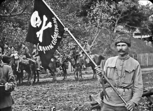 Вояк Армії Української Народної Республіки тримає прапор із написом ”Смерть совдепам”, 1920 рік. Світлина зроблена в період спільної боротьби українців і поляків проти радянської влади на території України