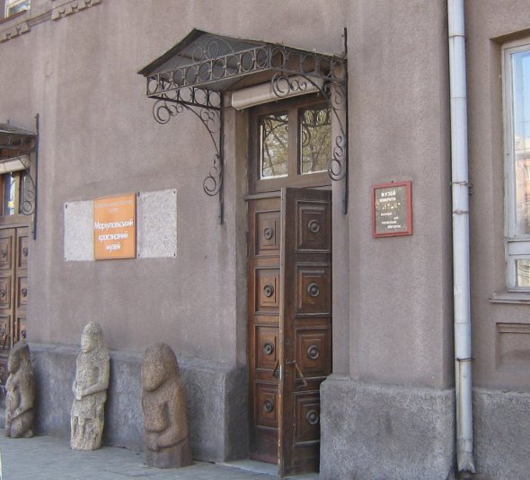 У входа в краеведческий музей поставили древние скульптуры