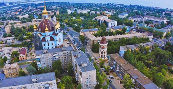 Возле водонапорной башни расположен большой храм