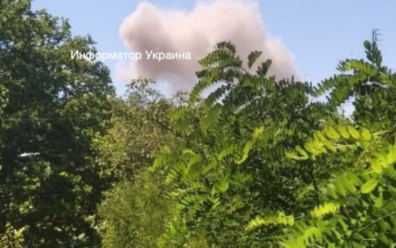 Российские оккупанты обстреливают Одессу. Над городом поднимается дым.