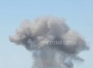 Російські окупанти обстрілюють Одесу. Над містом піднімається дим.